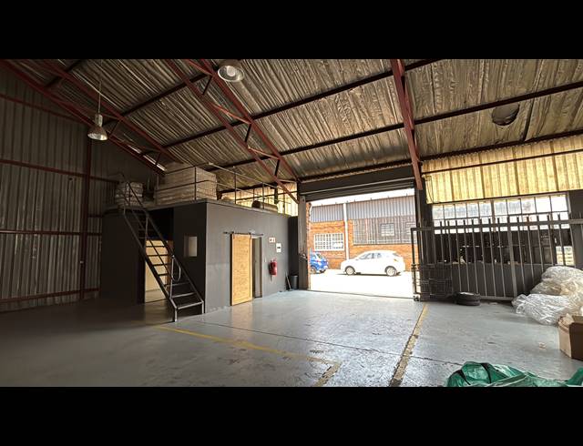 360M² WAREHOUSE TO LET IN JET PARK